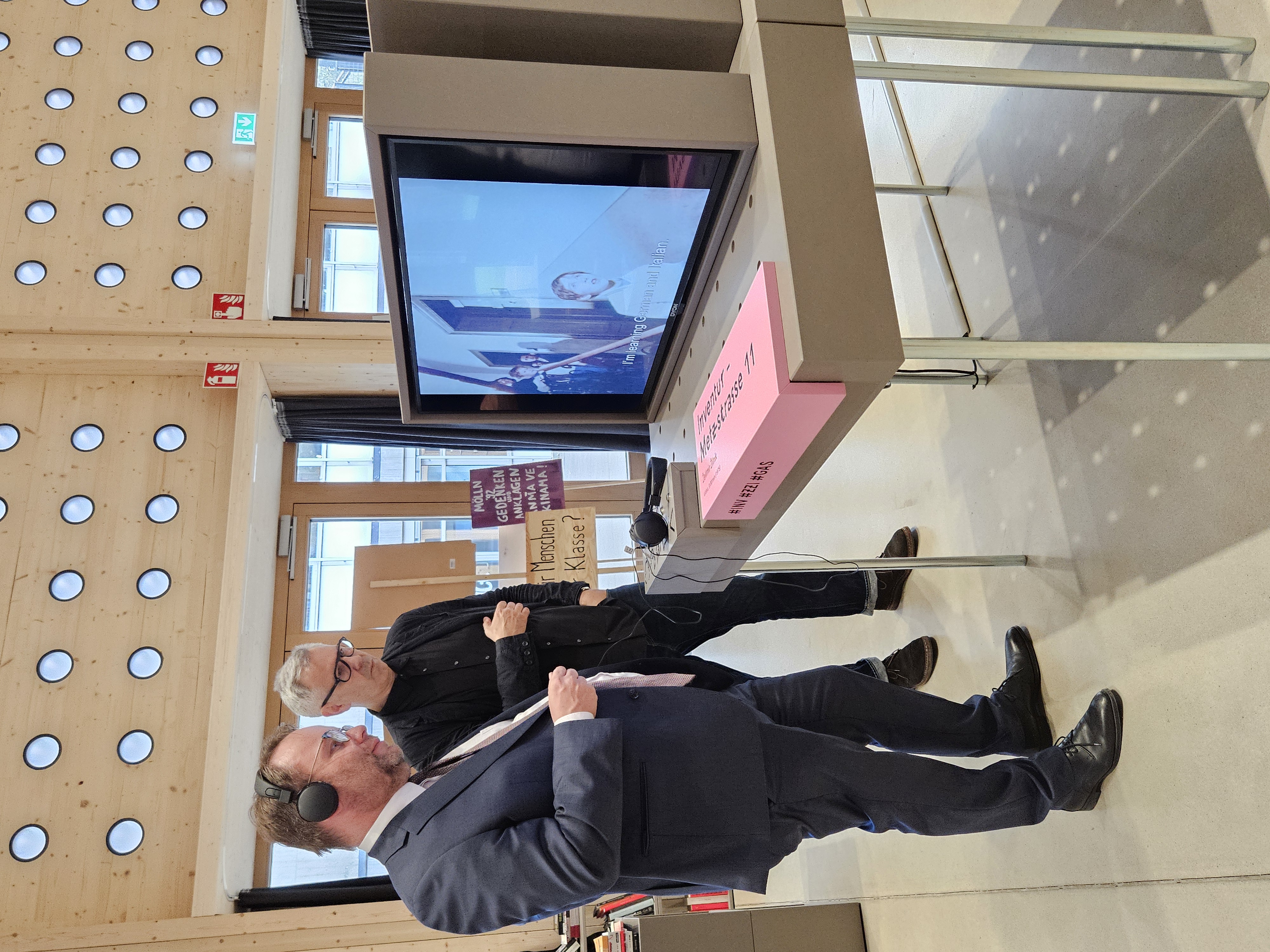Wissenschaftsminister Timon Gremmels besucht die Ausstellung „Offener Prozess